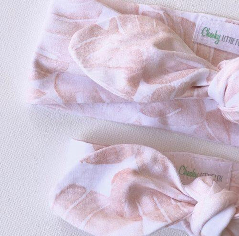 BLUSH MONSTERA PALM PRINT TOP KNOT HEADBAND